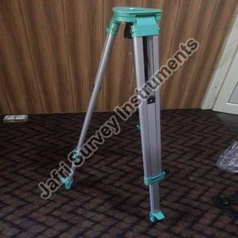 Aluminium Tripod Stand Aluminium Silver Instruments With Attractive Pattern And Durable Plain Design in Ratlam